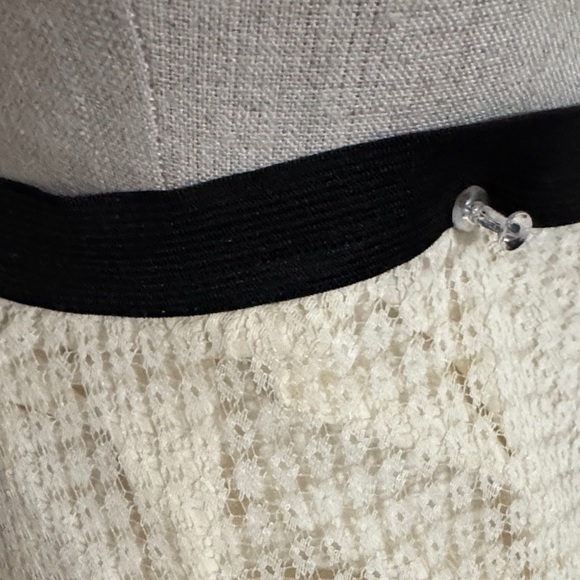 Chic Asymmetrical Cream Lace Skirt - Picture 4 of 7